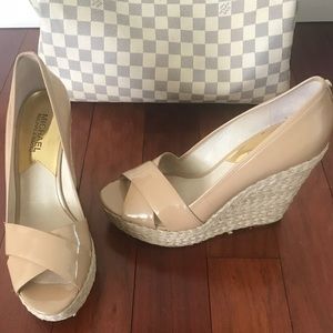 ✨Like New✨ Michael Kors Patent Leather Wedge💛